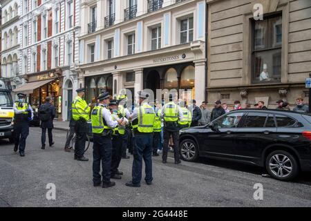 London, Großbritannien. Juni 2021. Die Polizei in der Londoner Long Acre Street umgab vor der EM 2020 England gegen Schottland eine Gruppe von England-Fans, die vor der EM 2020 England gegen Schottland in London als Gegner der Fans teilnahm. (Foto von Dave Rushen/SOPA Images/Sipa USA) Quelle: SIPA USA/Alamy Live News Stockfoto