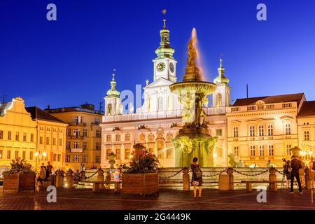 Samson-Brunnen und Rathaus auf dem Marktplatz von Budweis, Südböhmen, Tschechische Republik Stockfoto