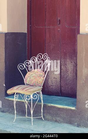 Alter Eisenstuhl auf dem Bürgersteig in Havanna, Kuba Stockfoto