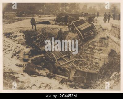 Zerstörte Pferdewagen mit deutschen und österreichisch-ungarischen Soldaten. Die Fotografie wurde im Ersten Weltkrieg als Propagandamittel eingesetzt. Diese Aufnahmen wurden wahrscheinlich von einem Militärfotografen oder einem Fotografen im Dienste einer Presseagentur auf deutscher und österreichisch-ungarischer Seite gemacht. Um die Heimatfront auf dem Laufenden zu halten, wurden bereits während des Krieges Fotos gezeigt. Das Großformat dieser Fotografien lässt vermuten, dass sie in einer solchen Ausstellung gezeigt wurden. Stockfoto