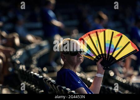 Kansas City, USA. Juni 2021. Ein Fan nutzt einen farbenfrohen Fan, um sich zu beschattern, bevor die Boston Red Sox am Freitag, den 18. Juni 2021, die Kansas City Royals im Kaufman Stadium in Kansas City, Missouri, in die Arena übernehmen. Foto von Kyle Rivas/UPI Credit: UPI/Alamy Live News Stockfoto