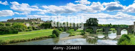 Landschaft mit alter Bogenbrücke über den Fluss Aude, Carcassonne, Ockitanien, Frankreich Stockfoto