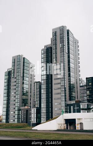 Reykjavik, Island - 02. Mai 2019: Mehrstöckige Hochhaus-Wohnhäuser am Wasser in Reykjavik, der Hauptstadt von Icel Stockfoto