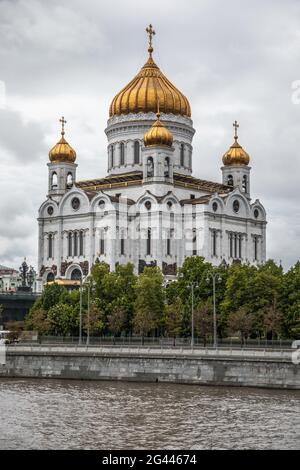 Blick auf die Christ the Saviour Cathedral vom Moskauer Flussufer aus, Moskau, Russland Stockfoto