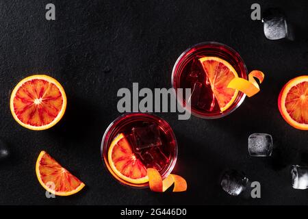 Negroni Cocktails mit Blutorangen und Eis, von oben geschossen Stockfoto