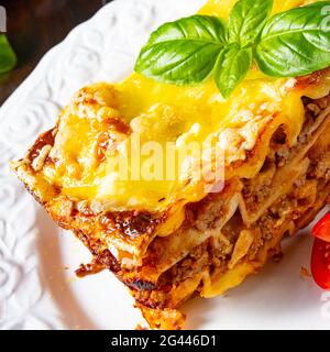 Köstliche Lasagne mit Bolognese und Bechamelsauce Stockfoto