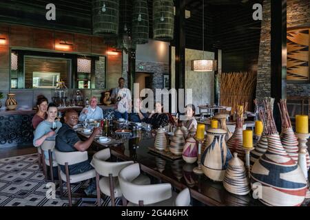 Die Gäste genießen ihr Mittagessen im Restaurant des Luxusresort One Stockfoto