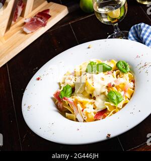 Tagliatelle mit Gorgonzola-Masarpone-Sauce und Schinken. Stockfoto