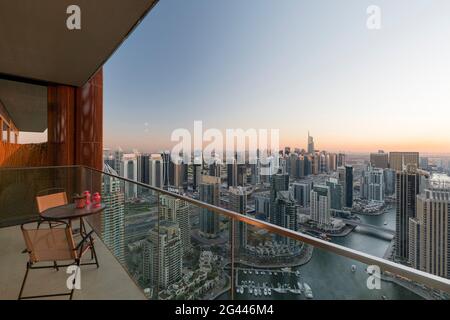 Blick von einem Apartment über den Yachthafen von Dubai, Tisch mit Stühlen, Terrasse, Dubai, Vereinigte Arabische Emirate Stockfoto