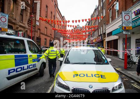 London, Großbritannien. Juni 2021. Eine Polizeikordon in der Little Newport Street in Soho, London, bleibt an Ort und Stelle, nachdem die Polizei zu Meldungen über einen Angriff gerufen wurde.Beamte am Tatort fanden zwei verletzte Männer, einen 55-jährigen Mann, der sich immer noch in einem kritischen Zustand befand und einen 45-jährigen, der wegen Gesichtsverletzungen behandelt wurde. Sie wurden vom Londoner Ambulanzdienst in ein Krankenhaus gebracht. (Foto von Dave Rushen/SOPA Images/Sipa USA) Quelle: SIPA USA/Alamy Live News Stockfoto