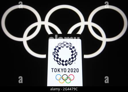 Ukraine. Juni 2021. In dieser Fotobilder ist das Logo der Olympischen Spiele 2020 in Tokio (Olympische Sommerspiele 2020) auf einem Smartphone-Bildschirm vor den Olympischen Ringen im Hintergrund zu sehen. Die Olympischen Sommerspiele 2020 finden vom 23. Juli bis 8. August in der japanischen Hauptstadt Tokio statt. (Foto von Pavlo Gonchar/SOPA Images/Sipa USA) Quelle: SIPA USA/Alamy Live News Stockfoto