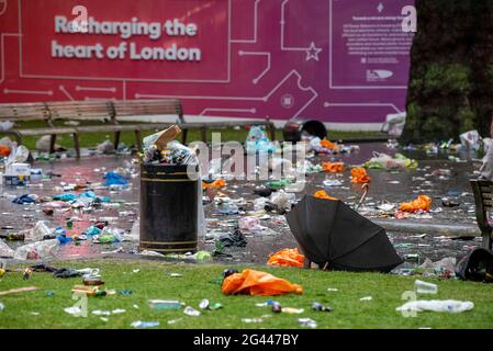 London, Großbritannien. Juni 2021. Ein Schild mit der Aufschrift ‘Charging the Heart of London' auf dem Leicester Square, das mit Müll übersät war, nachdem die schottischen Fans vor dem EM 2020-Spiel gegen England getrunken und gefeiert hatten. (Foto von Dave Rushen/SOPA Images/Sipa USA) Quelle: SIPA USA/Alamy Live News Stockfoto