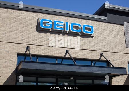 Augusta, GA USA - 03 04 21: Geico Außeneingang Gebäude Schild Gebäude und Himmel Stockfoto