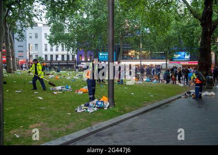 London, Großbritannien. Juni 2021. Die Mitarbeiter des Stadtrats säubern den Leicester Square in London, nachdem schottische Fans vor dem EM 2020-Spiel gegen England getrunken und gefeiert und Müll in der Gegend verstreut hatten. (Foto von Dave Rushen/SOPA Images/Sipa USA) Quelle: SIPA USA/Alamy Live News Stockfoto