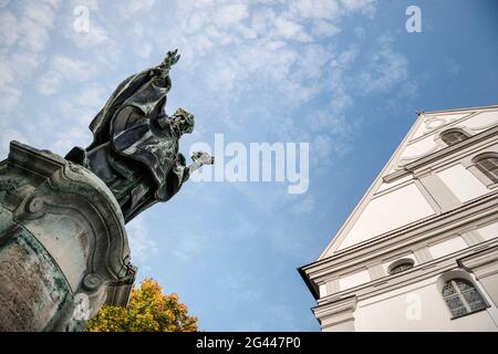 Ulrich-Denkmal vor der Himmelfahrtskirche, Dillingen an der Donau, Bayern, Deutschland Stockfoto