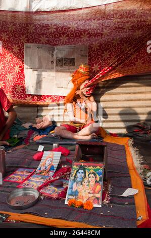 BABUGHAT, KALKUTTA, WESTBENGALEN / INDIEN - 9. JANUAR 2013 : EIN Junge Sadhu (Hindu-Heiliger) versteckt sein Gesicht vor Besuchern am 9. Januar 2013 in Babughat, Stockfoto