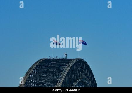 Die Harbour Bridge mit australischen Flaggen vor blauem Himmel, Sydney, New South Wales, Australien Stockfoto