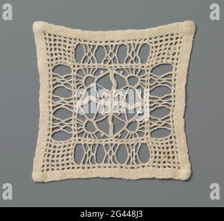 Kleid mit Randstickerei und auftauchenden Sonnen in Rautenform. Quadratisches Kleid aus naturfarbener Randstickerei, geschnitzte Arbeit. Muster mit einem Quadrat aus vier kleinen Quadraten. Jedes kleine Quadrat wird durch eine diagonale Linie mit einer „aufgehenden Sonne“ auf der Außenseite und einem Dreieck auf der Innenseite geteilt. Zusammen sorgt dies für eine Diamantform im großen Quadrat mit einem vierzackigen Stern in der Mitte. Zum großen Quadrat auf allen Seiten einen Rand mit Rechtecken, gefüllt mit Bündeln von Drähten oder mit einem dichten Gitter Arbeit mit offenen Diamanten. Eine fertige Kante in Leinenstrich auf allen Seiten. Stockfoto