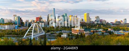 Skyline von Edmonton mit Wolkenkratzern und einer Brücke über den North Saskatchewan River, Alberta, Kanada Stockfoto
