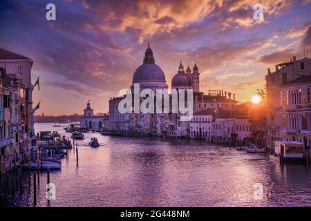 Canal Grande im frühen Morgenlicht mit Palazzo Cavalli-Franchetti und Santa Maria della Salute, Venedig, UNESCO-Weltkulturerbe, Venedig, Venet Stockfoto