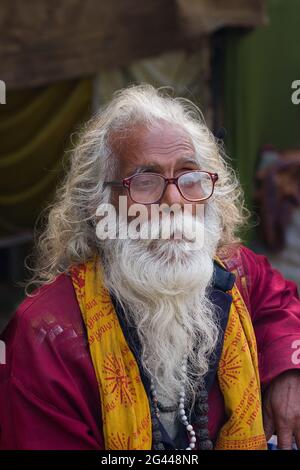 KOLKATA, WESTBENGALEN, INDIEN - 11. JANUAR 2015 : Porträt eines alten indischen Sadhu mit Safrankleid und weißem Bart im Gesicht. Stockfoto