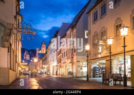 Reichenstraße in der Altstadt von Füssen mit Blick auf das hohe Schloss, Allgäu, Bayern, Deutschland Stockfoto