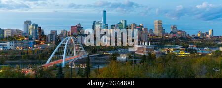 Skyline von Edmonton mit Wolkenkratzern und einer Brücke über den North Saskatchewan River, Alberta, Kanada Stockfoto