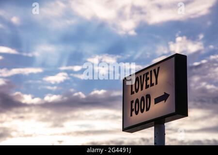 Beleuchtetes Schild mit der Aufschrift "Lovely Food" vor einem Restaurant, Vis, Vis, Split-Dalmatien, Kroatien, Europa Stockfoto