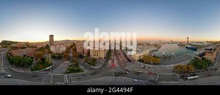 Gleicheckige Panoramasicht auf die Stadt Barcelona bei Sonnenuntergang, Katalonien, Spanien Stockfoto