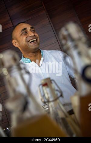 Fröhlicher Barkeeper während einer Cocktail-Mixologie-Veranstaltung in einer Residence Villa im Six Senses Fiji Resort, Malolo Island, Mamanuca Group, Fidschi Isl Stockfoto