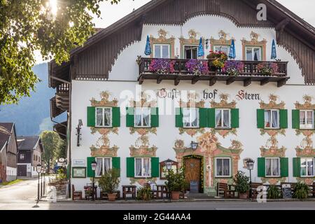 Historisches Gasthaus mit Lüftlmalerei in Unterammergau, Oberbayern, Allgäu, Bayern, Deutschland Stockfoto