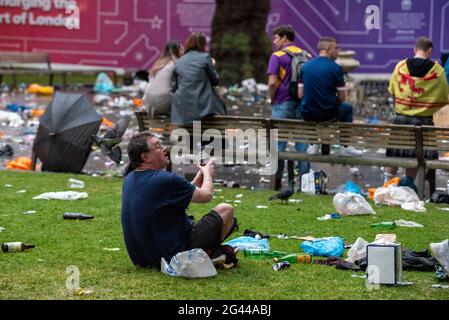 London, Großbritannien. Juni 2021. Ein Mann sitzt mit einer Flasche Bier im Leicester Square, London, unter dem Müll, nachdem schottische Fans getrunken und gefeiert haben und vor dem EM 2020-Spiel gegen England Müll über die Gegend verstreut haben. Kredit: SOPA Images Limited/Alamy Live Nachrichten Stockfoto