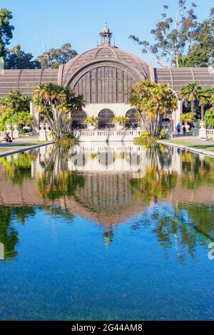 Botanisches Gebäude, das über Lily Pond, San Diego, Kalifornien, USA, gesehen wird Stockfoto