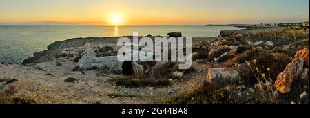 Cala Blanca Strand bei Sonnenuntergang, Ciutadella, Menorca, Spanien Stockfoto