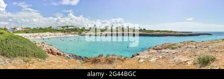 Landschaft mit Blick auf den Strand Son Xoriguer, Cala en Bosch, Menorca, Spanien Stockfoto