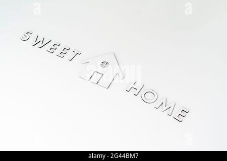 Flach lagen geschnittene Buchstaben und Heim Symbol Zeichen, Blick von oben auf den Tisch Stockfoto