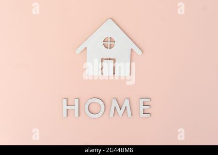 Flach lagen geschnittene Buchstaben und Heim Symbol Zeichen, Blick von oben auf den Tisch Stockfoto