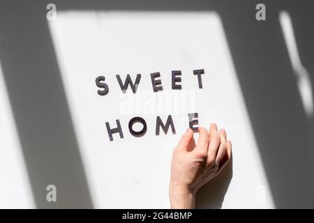 Flach lagen geschnittene Buchstaben und Heim Symbol Zeichen, Blick von oben auf den Tisch Stockfoto