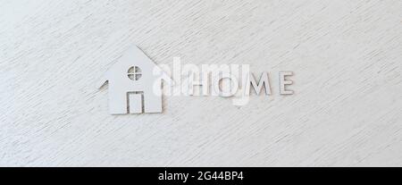 Flach lagen geschnittene Buchstaben und Heim Symbol Zeichen, Blick von oben auf den Tisch Stockfoto