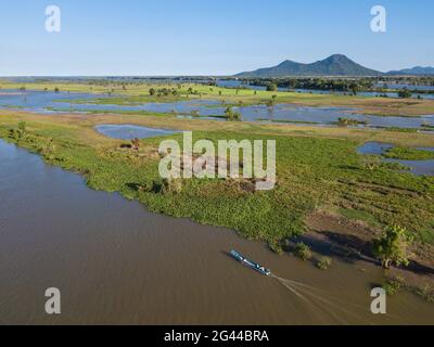 Luftaufnahme von Fischern auf einem Longtail-Boot am Ufer des Tonle SAP Flusses, in der Nähe von Kampong Chhnang, Kampong Chhnang, Kambodscha, Asien Stockfoto