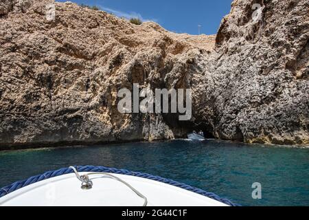 Ausflugsboot nähert sich der Blauen Höhle auf der Insel Bisevo, in der Nähe von Vis, Vis, Split-Dalmatien, Kroatien, Europa Stockfoto