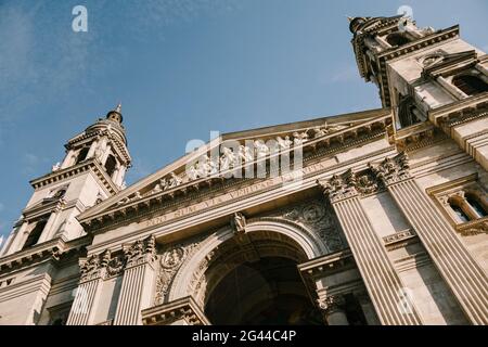 Zentraler Eingang zur St.-Stephans-Basilika in Budapest vor blauem Himmel Stockfoto