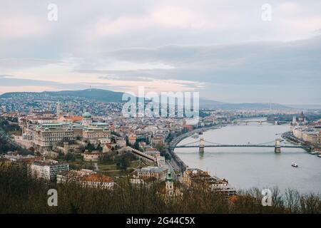 Panorama-Luftaufnahme von schönen Gebäuden und der Szechenyi-Brücke Über die Donau Stockfoto