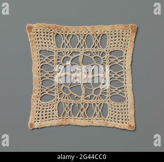 Kleid mit Randstickerei und auftauchenden Sonnen in Rautenform. Quadratisches Kleid aus naturfarbener Randstickerei, geschnitzte Arbeit. Muster mit einem Quadrat aus vier kleinen Quadraten. Jedes kleine Quadrat wird durch eine diagonale Linie mit einer „aufgehenden Sonne“ auf der Außenseite und einem Dreieck auf der Innenseite geteilt. Zusammen sorgt dies für eine Diamantform im großen Quadrat mit einem vierzackigen Stern in der Mitte. Zum großen Quadrat auf allen Seiten einen Rand mit Rechtecken, gefüllt mit Bündeln von Drähten oder mit einem dichten Gitter Arbeit mit offenen Diamanten. Eine fertige Kante in Leinenstrich auf allen Seiten. Stockfoto