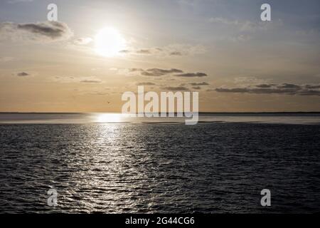 Sonnenuntergang von der Fähre, Nordsee, Ostfriesland, Niedersachsen, Deutschland Stockfoto