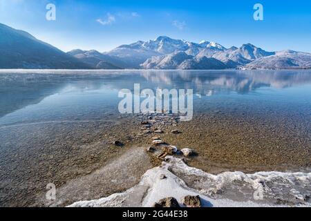 Blick über den Kochelsee nach Herzogstand und Heimgarten an einem kalten Wintermorgen, Kochel am See, Bayern, Deutschland, Europa Stockfoto