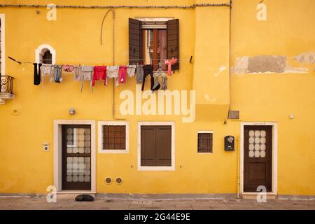 Ansicht einer gelben Hausfassade mit Wäscheleine in Cannaregio, Venedig, Venetien, Italien, Europa Stockfoto