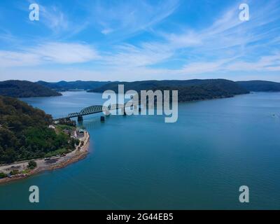 Panorama-Drohnenansicht des Mooney Money Hawkesbury River in NSW Australien wunderschöne blaue und grüne Farben Stockfoto