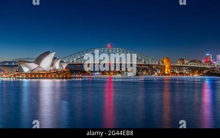 Panoramablick auf Sydney Harbour NSW Australien schöne türkisfarbene Wasser Wohnungen Büros Gebäude Brücke am Ufer Stockfoto