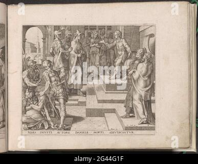 Daniel verhört die Ältesten; Geschichte von Susanna. Daniel schneidet die Ältesten auseinander, um das falsche Zeugnis der beiden zu enthüllen. Daniel steht für den richtigen Stuhl und spricht mit einem der Ältesten. Der zweite älteste befindet sich links unten in der Ecke. Im Hintergrund Susanna. Unter der Show ein erklärender Text in Latein. Dieser Druck ist Teil eines Albums. Stockfoto